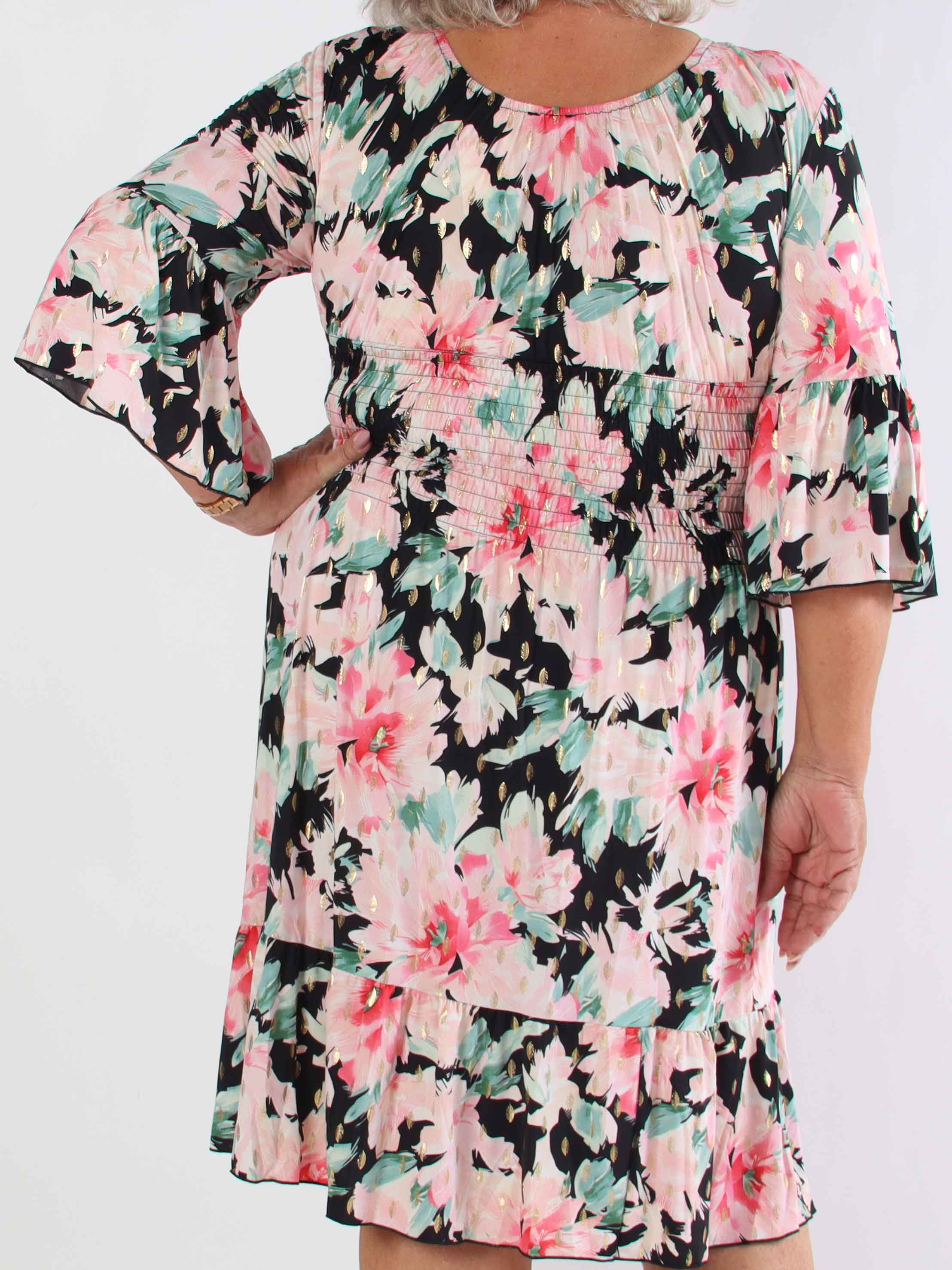 Flora Flower - Blomstret plus size kjole med smock og flæse på ærmet